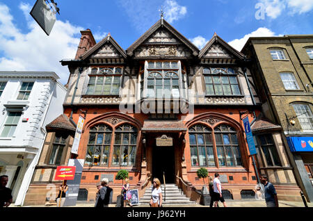 Canterbury, Kent, Royaume-Uni. Beaney House of Art and Knowledge - Musée royal et bibliothèque libre au 18 High Street. Façade factice de Tudor (1899) Banque D'Images