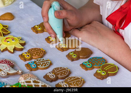 Les peintures de fille des gâteaux au miel faits maison (Medovnik) - Folk Art Banque D'Images