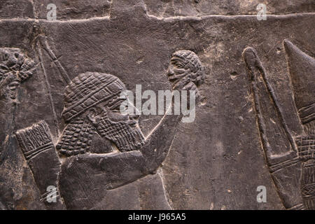 Ville de -alammu. L'assyrien, soldats assyriens portent les chefs des morts. 700-692 BC. Sud-ouest. Prix XIV. Ninive. British Museum. Londres. Banque D'Images