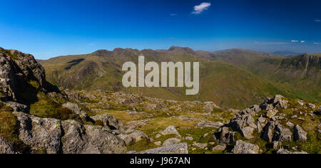 Crinkle Crags et Bow ont chuté depuis le sommet de brochets O Blisco dans le Lake District Banque D'Images