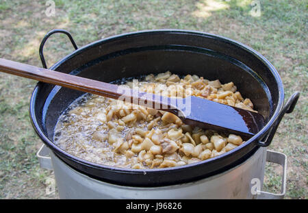 Cretons de porc cuit dans un grand bol Banque D'Images