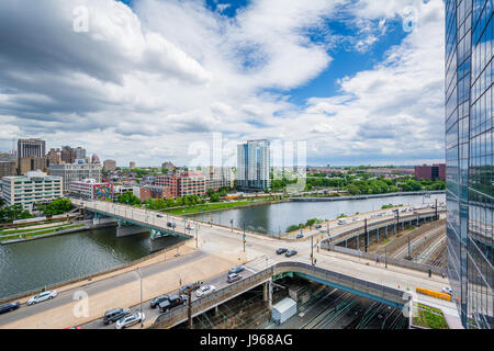 Vue des rues et des voies de chemin de fer le long de la rivière Schuylkill à Philadelphie, Pennsylvanie. Banque D'Images