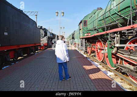 Moscou, Russie - Avril 1,2017. Garçon dans un musée d'histoire d'un développement des transports ferroviaires Banque D'Images