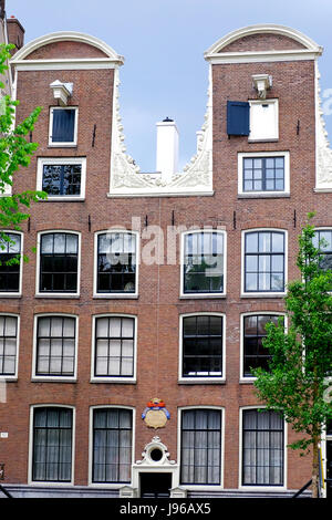 Un détail d'extrémités de pignon côté canal néerlandais de maisons à Amsterdam Banque D'Images