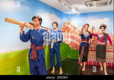 Les figures de personnes transportant des fusées de bambou au cours de Boon (bambou Bang Fai rocket) Festival, Yasothon, Thaïlande Banque D'Images