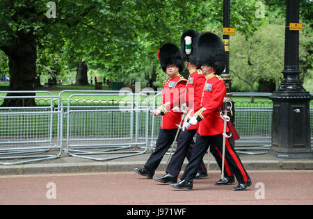 Trois membres de la Division des ménages descendre Horse Guards Parade à Londres à la suite de répétitions de la parade la couleur sur 31 mai 2017. Banque D'Images