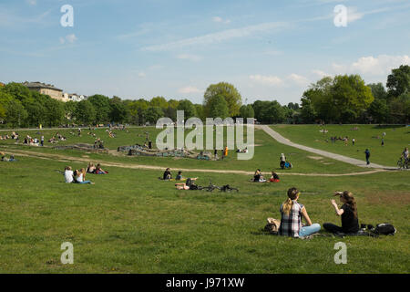 BERLIN, LE 12 MAI : les gens profiter de printemps au parc Goerlitzer dans Kreuzberg, Berlin le 12 mai, 2017. Banque D'Images