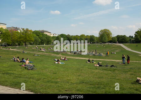 BERLIN, LE 12 MAI : les gens profiter de printemps au parc Goerlitzer dans Kreuzberg, Berlin le 12 mai, 2017. Banque D'Images