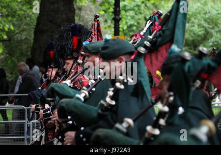 Les membres de la Division des ménages vers le bas mars volière à pied, le centre de Londres, au cours de répétitions pour la parade du 31 mai 2017 sur la couleur. Banque D'Images