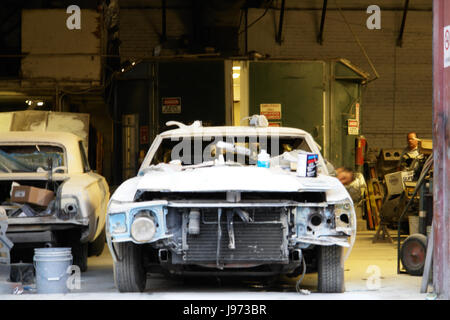 Voiture cassée dans l'atelier carrosserie mécanique Banque D'Images