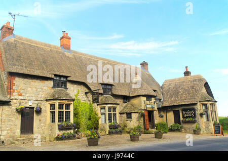 Le chariot et les chevaux, pub Beckhampton, Wiltshire, England, UK L'inspiration pour une scène dans le Pickwick Papers par Charles Dickens Banque D'Images