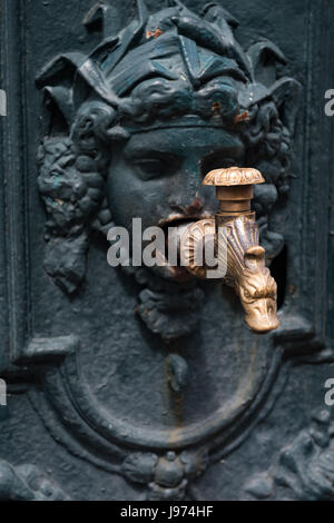 Détail de la fontaine dans la ville close de Concarneau, Bretagne, France Banque D'Images