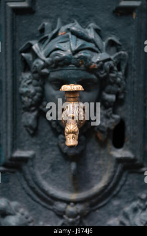 Détail de la fontaine dans la ville close de Concarneau, Bretagne, France Banque D'Images