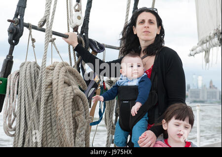 Une famille sur le South Street Seaport Museum's 1885 Pioneer goélette qu'il croisait dans le port de New York. Le 7 mai 2017 Banque D'Images