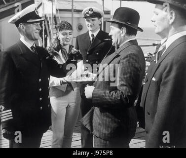 BARNACLE BILL UK 1957 Charles Frend scène avec Alec Guinness (William Horatio Ambrose) et Jackie COLLINS (Juin) avec un plateau de verres. Regie : Charles frend Banque D'Images