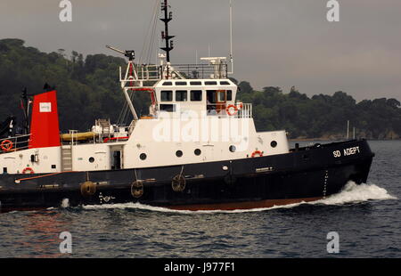 AJAXNETPHOTO. 28E MAI, 2017. PLYMOUTH, en Angleterre. Les REMORQUEURS DU PORT - SD - ADEPTE DE RETOUR AU PORT APRÈS LA MANŒUVRE DES NAVIRES RFA MOUNTS BAY SUR LE SON. photo:JONATHAN EASTLAND/AJAX REF:D172905 6537 Banque D'Images