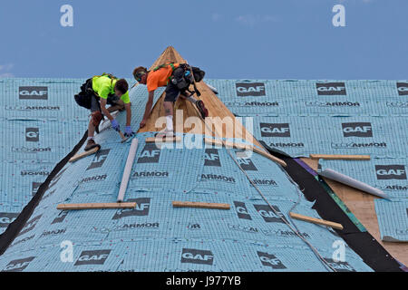 Grosse Pointe Park, Michigan - travailleurs repose sur un feutre synthétique pour toitures mansion en construction sur les rives du lac Sainte-Claire. Banque D'Images