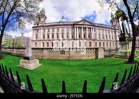 Belfast City Hall à Belfast, en Irlande du Nord. L'hôtel de ville, au cœur de la ville de Donegall Square, a été achevée en 1906. Banque D'Images