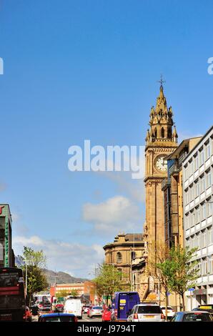 L'Albert Memorial Clock agissant comme une sentinelle sur le trafic à Belfast, en Irlande du Nord. Banque D'Images