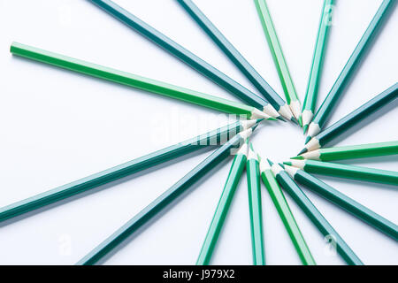 Crayons vert disposées en cercle sur la partie droite sur un fond clair, vue du dessus Banque D'Images
