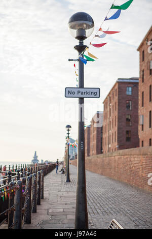 Albert Dock Liverpool chemin le long de la Rivière Mersey Banque D'Images