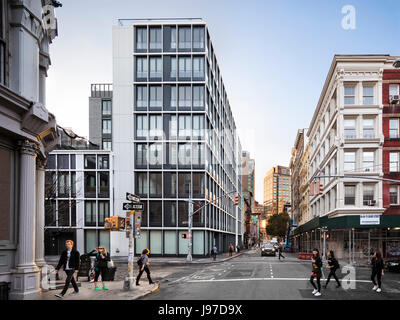 Coin extérieur contextuel vue vers l'Est sur la Grand Rue au crépuscule. 27 Wooster Street, New York, United States. Architecte : Kohn Pedersen Fox Associa Banque D'Images