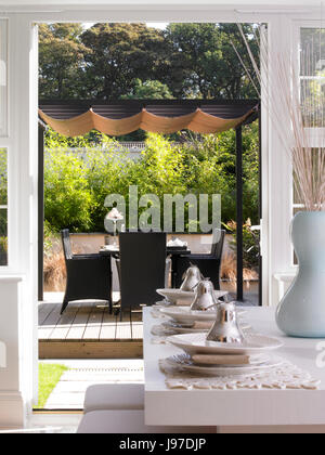 Salle à manger et vue sur le jardin Banque D'Images