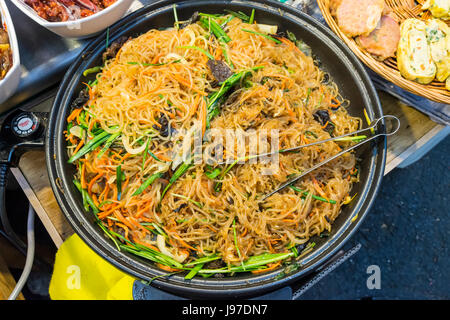 - Chapchae met coréen : sweet potato glass noodles cuites avec des légumes, la Corée du Sud Banque D'Images