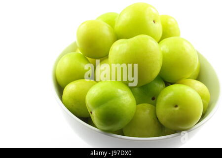 Composition du bain turc frais pouvez erik plum de fruits dans un petit bol blanc Banque D'Images