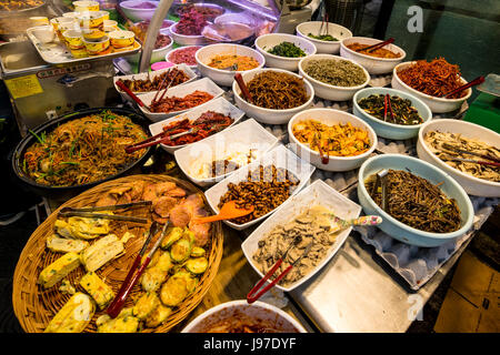 Un food offrant une variété de plats pré-faits (Banchan) dans la région de Tongin, marché Jongno-gu, Seoul, Corée du Sud Banque D'Images