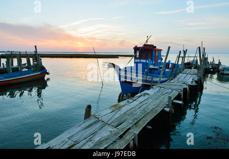 Un port de pêche sur pilotis. Carrasqueira au crépuscule. Alentejo, Portugal Banque D'Images