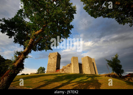 Le château médiéval de Montalegre au coucher du soleil, datant du 13e siècle. Tras os Montes, Portugal Banque D'Images