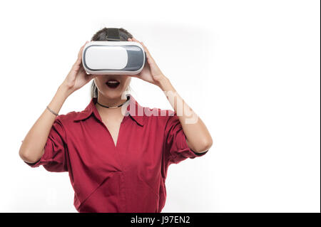 Une scène d'action de Young attractive Asian businesswoman en chemise rouge à l'aide de lunettes VR. L'expérience de réalité virtuelle pour l'activité dans le futur concept development Banque D'Images