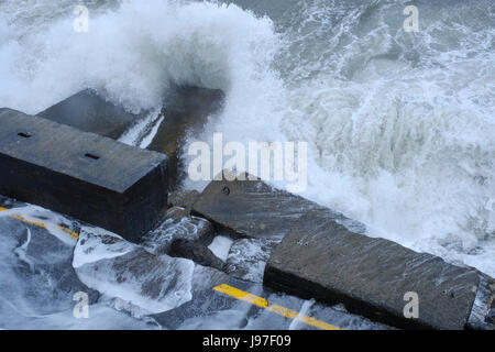 Hautes vagues provoquées par une forte tempête a frappé le quai et détruire une route pavée il y Banque D'Images