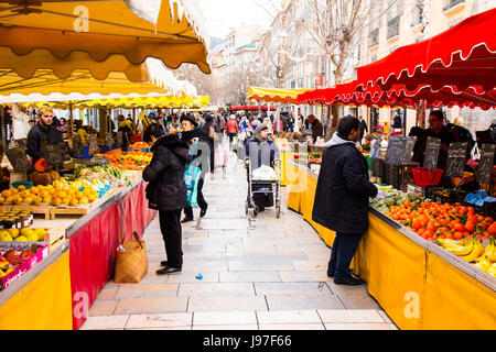 Le Cours Lafayette, du marché coloré doté d''une variété de fruits, légumes et autres produits alimentaires, est un célèbre monument de la ville de Toulon, France. Banque D'Images