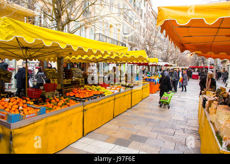 Le Cours Lafayette, du marché coloré doté d''une variété de fruits, légumes et autres produits alimentaires, est un célèbre monument de la ville de Toulon, France. Banque D'Images