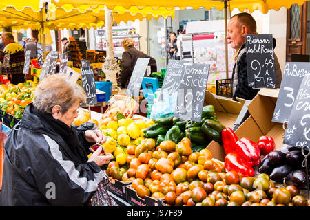Le Cours Lafayette, du marché coloré doté d''une variété de fruits, légumes et autres produits alimentaires, est un célèbre monument de la ville de Toulon, France. Banque D'Images