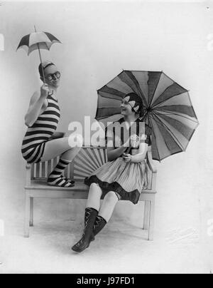 Jean & Jacques' c. 1916 'Par la mer' acte Vaudeville, fait en tenue de bain d'époque. Leur acte s'est terminé par un certain nombre d'excellents actes de contortion, par les deux. Dans l'ensemble, Jean et Jacques étaient très populaires dans le monde entier depuis de nombreuses années. Pour voir mes autres images anciennes, recherchez : Préstor vintage Banque D'Images