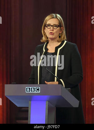 Culture de remplacement Accueil Ambre Secrétaire Rudd prend part au débat électoral organisé par la BBC BBC news presenter Mishal Husain, comme c'est diffusé en direct à partir de la Chambre du Sénat, Cambridge. Banque D'Images