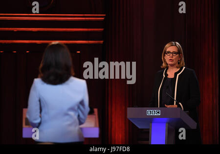 Secrétaire d'accueil Orange Rudd prend part au débat électoral organisé par la BBC BBC news presenter Mishal Husain, comme c'est diffusé en direct à partir de la Chambre du Sénat, Cambridge. Banque D'Images