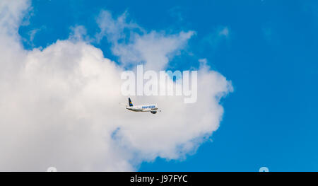 Nantes, FRANCE - 27 avril, 2017 ; Airbus A320-214 de Nouvelair inscrit TS-INR volant au-dessus de l'aéroport de Nantes Atlantique avec nuages de fond Banque D'Images