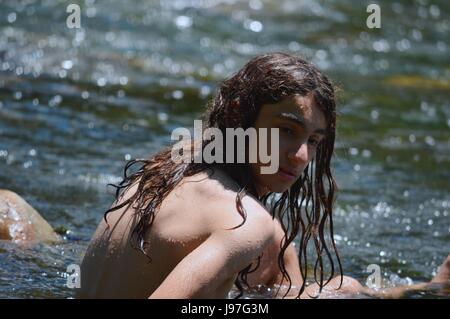 Jeune adolescent bénéficie d'un bain dans la rivière Calamuchita, Cordoba, Argentine Banque D'Images