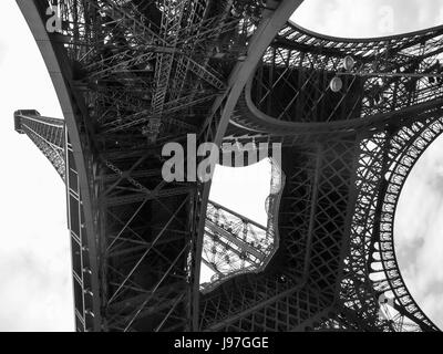 La tour Eiffel, Paris, France d'en dessous, et tourné en noir et blanc. Banque D'Images