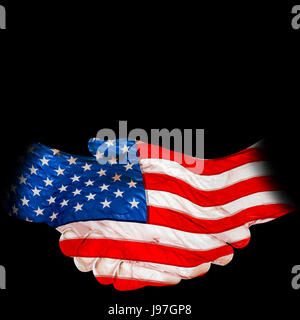 Main numérique, le toucher, l'enveloppa avec le drapeau américain, isolé contre l'arrière-plan noir Banque D'Images