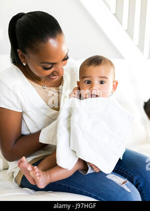 Mère et baby sitting on sofa Banque D'Images