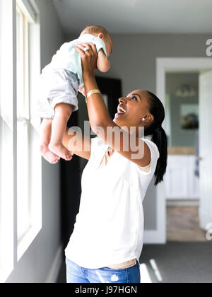 Mère brandissant baby boy (2-5 months) Banque D'Images