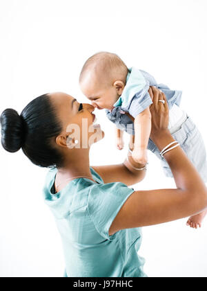 Mother holding baby boy (2-5 months) Banque D'Images