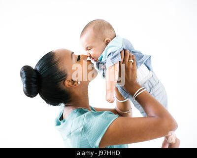 Mother holding baby boy (2-5 months) Banque D'Images