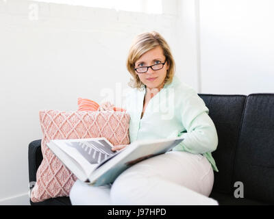 Portrait of young woman reading book Banque D'Images