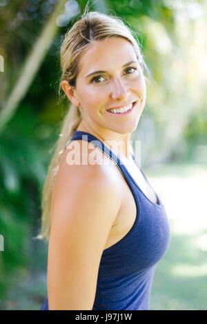 Blonde woman in tank top smiling Banque D'Images